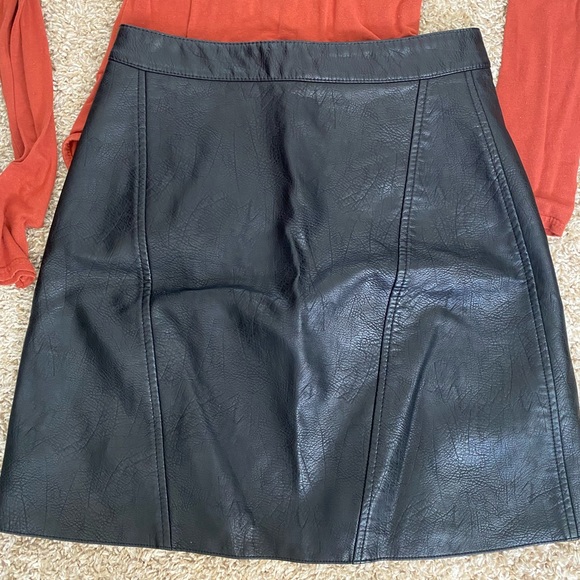 Zara mini faux leather skirt - Picture 3 of 5